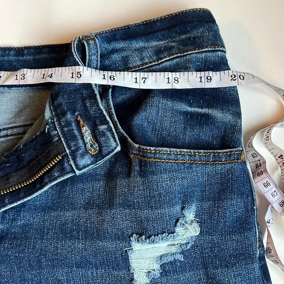 No Boundaries Distressed Juniors Shorts (size 19) - Picture 4 of 7